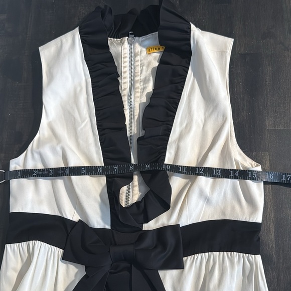 Alice + Olivia Y2K Black & White Ruffle Plunge Babydoll Cocktail Dress Bow - Picture 6 of 8